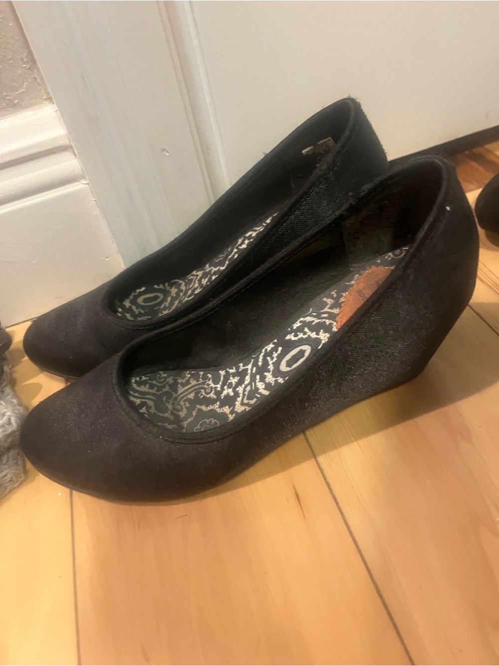 Rocket Dog Black Wedge Pumps with Patterned Insole